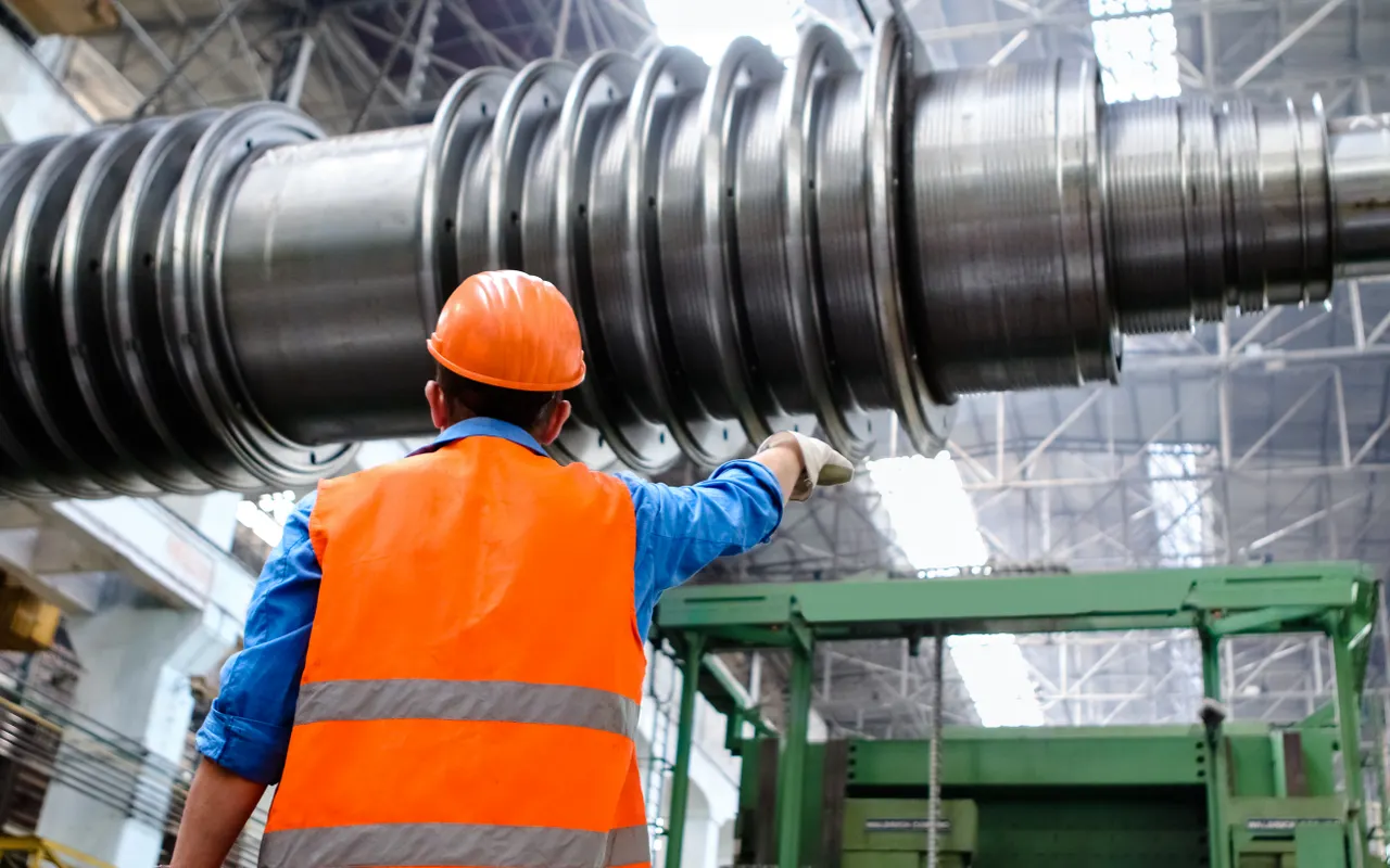 Medewerker bij een grote industriële installatie