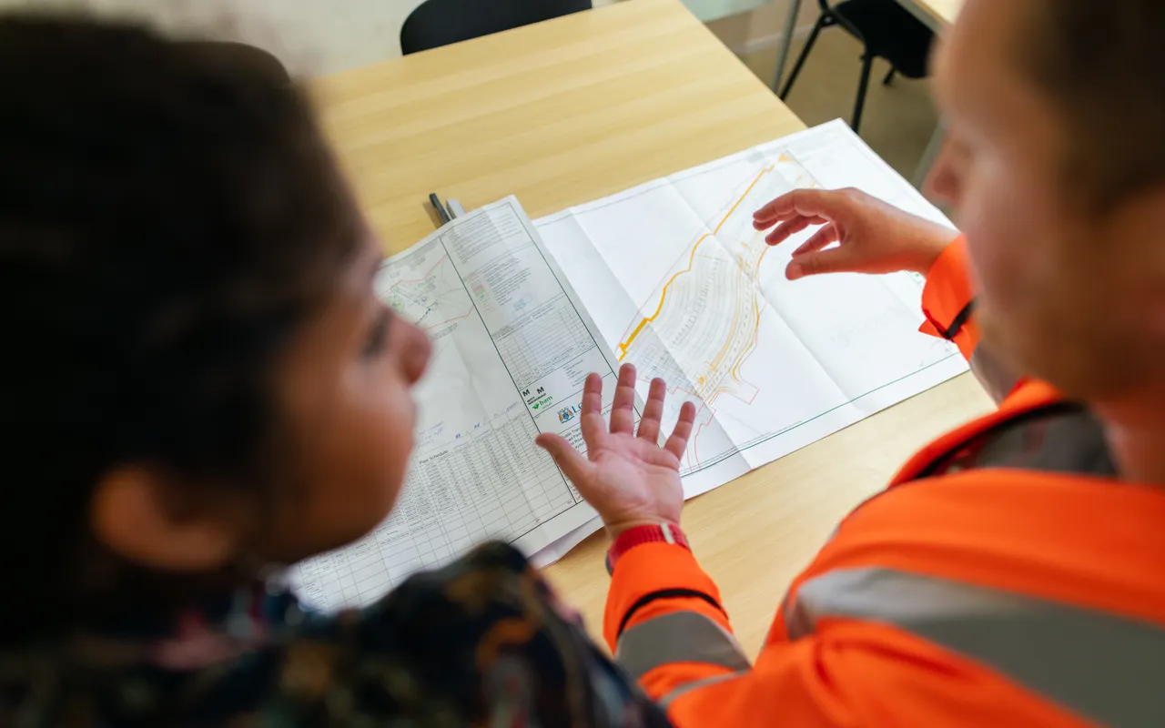 Collega’s bespreken documenten in werkkleding
