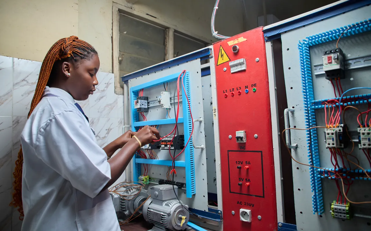 Technisch medewerker bij een elektrische schakelkast