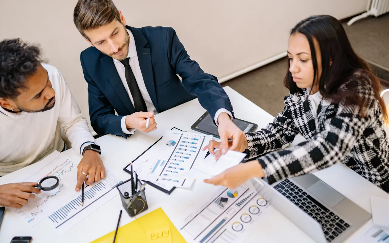 Collega’s bespreken plannen aan een vergadertafel
