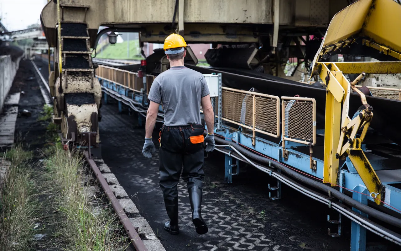 Medewerker loopt langs een productielijn