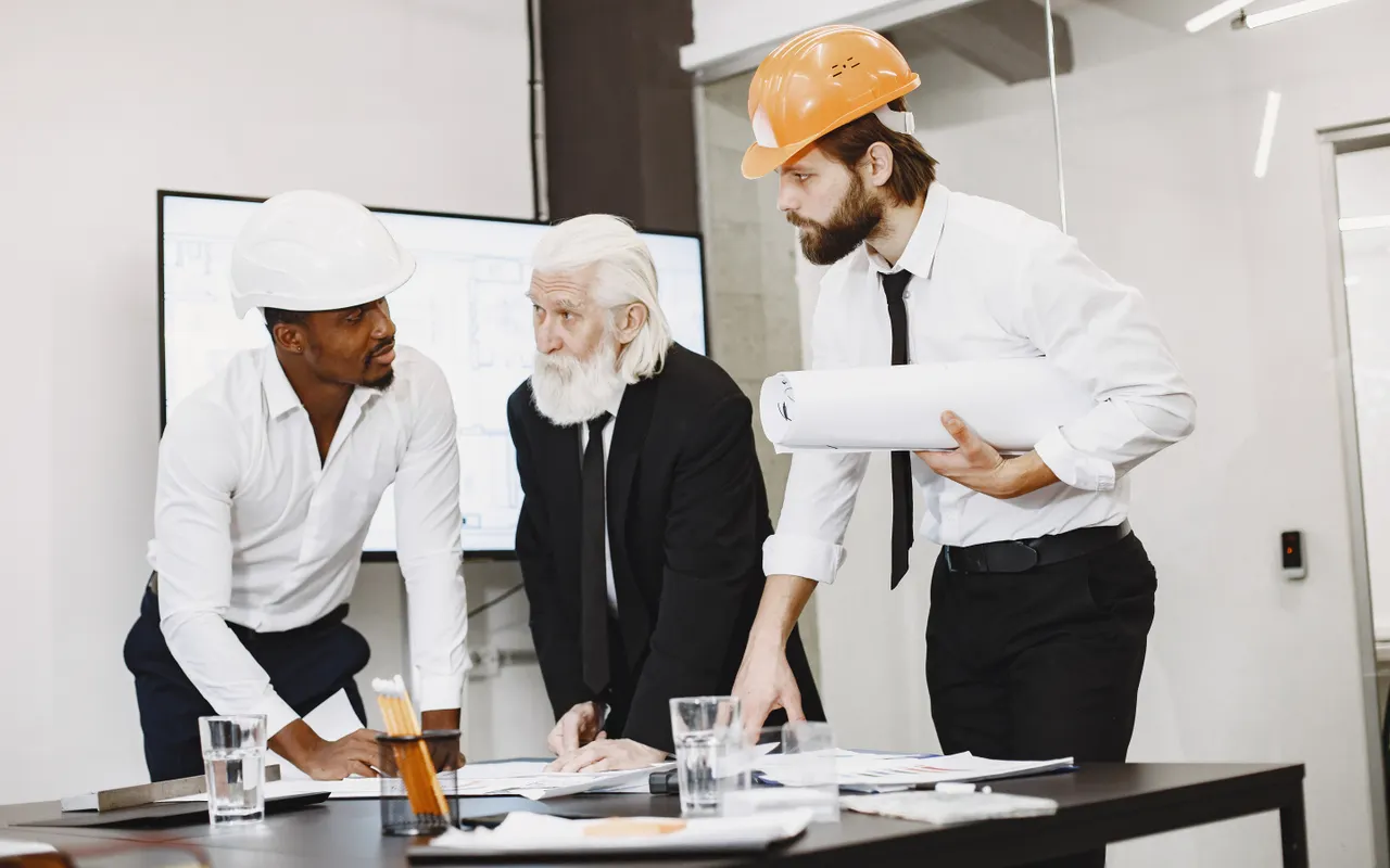 Technische professionals overleggen aan een tafel