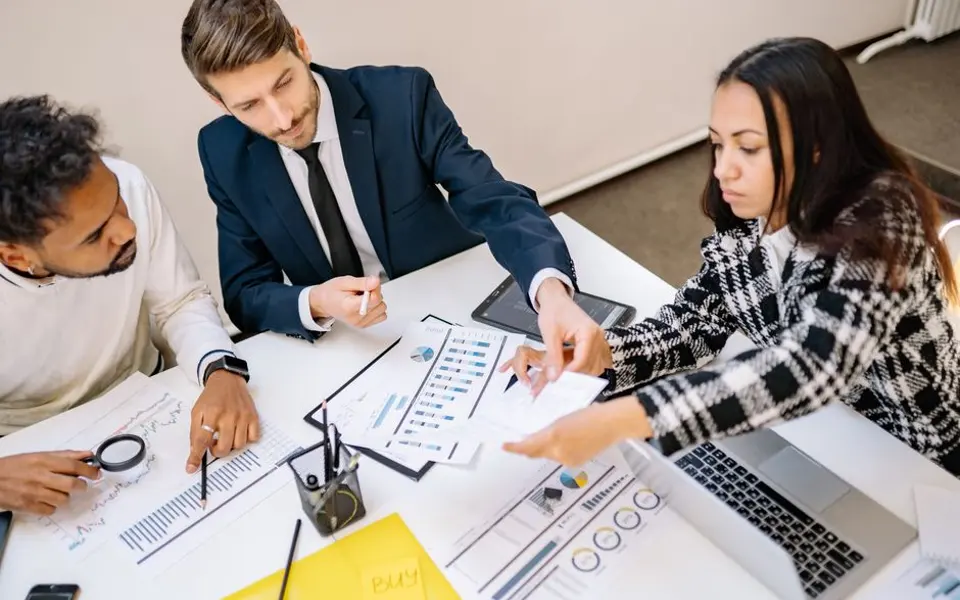 Overleg aan een tafel met documenten
